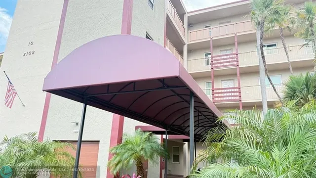 a view of entryway with backyard