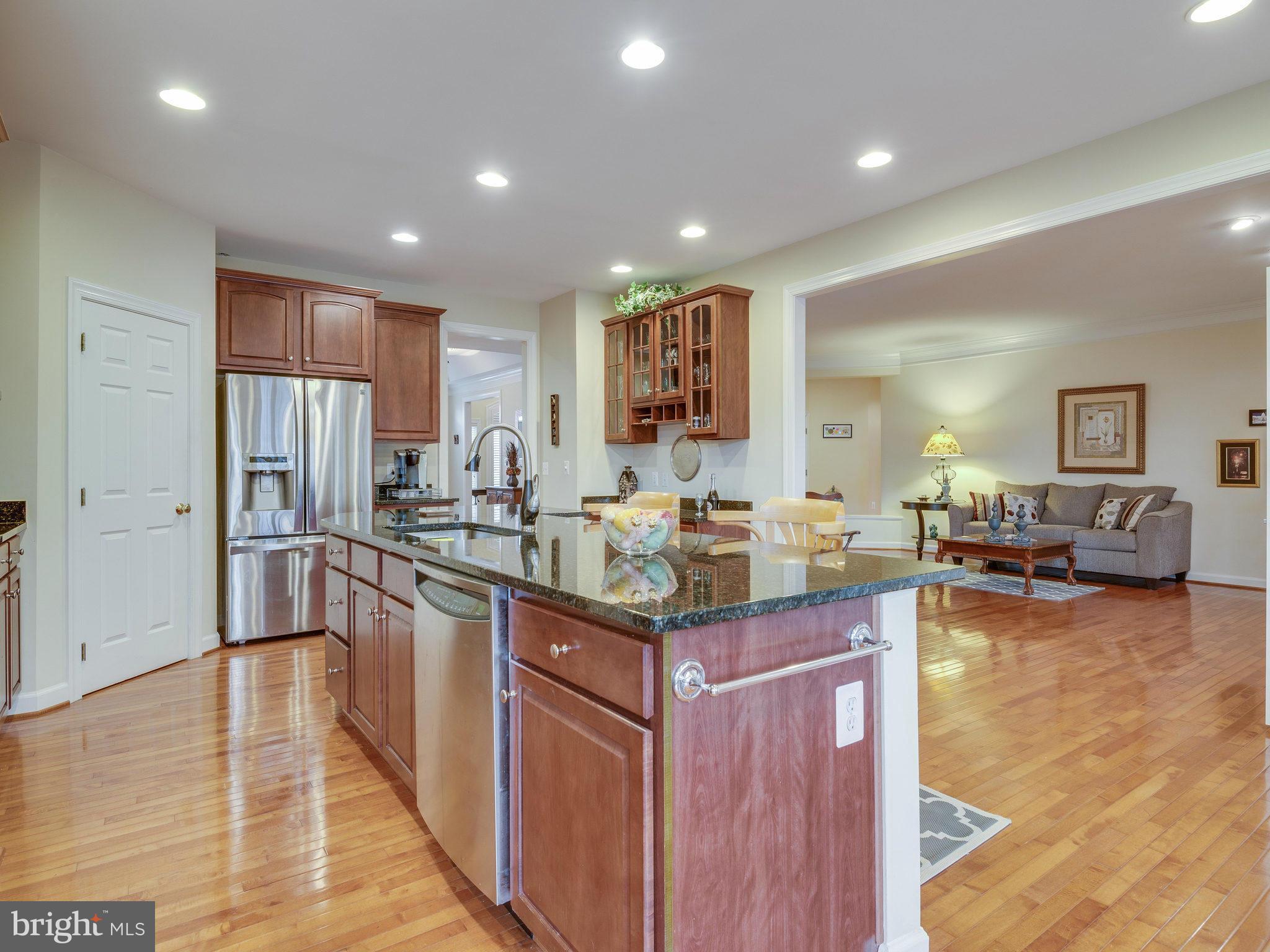 22570 Forest Manor Drive Ashburn, VA 20148 - Photo 5 of 30 a kitchen with lots of counter top space