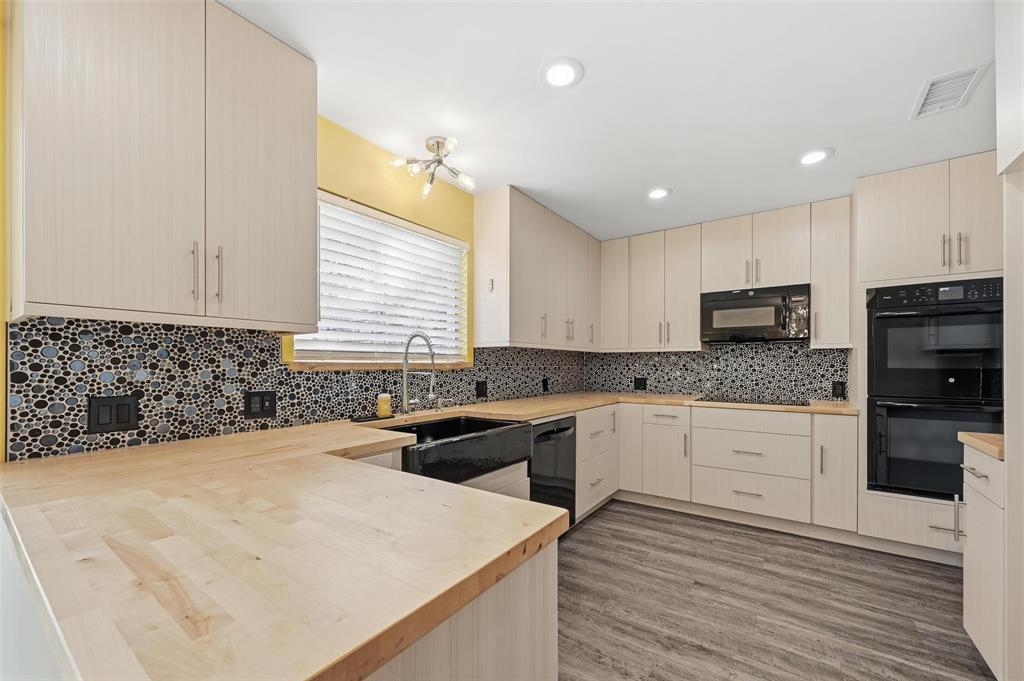 3421 Cross Bend Road Plano, TX 75023 - Photo 4 of 17