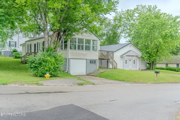 $474,990 | 835 East Lincoln Road, Alcoa, TN 37701