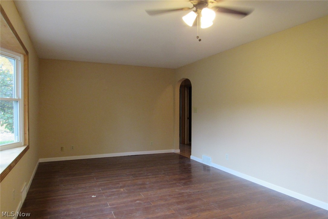 3005 Center Road Ashtabula, OH 44004 - Photo 2 of 23 Big living room.