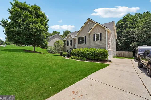 a view of a yard in front of house