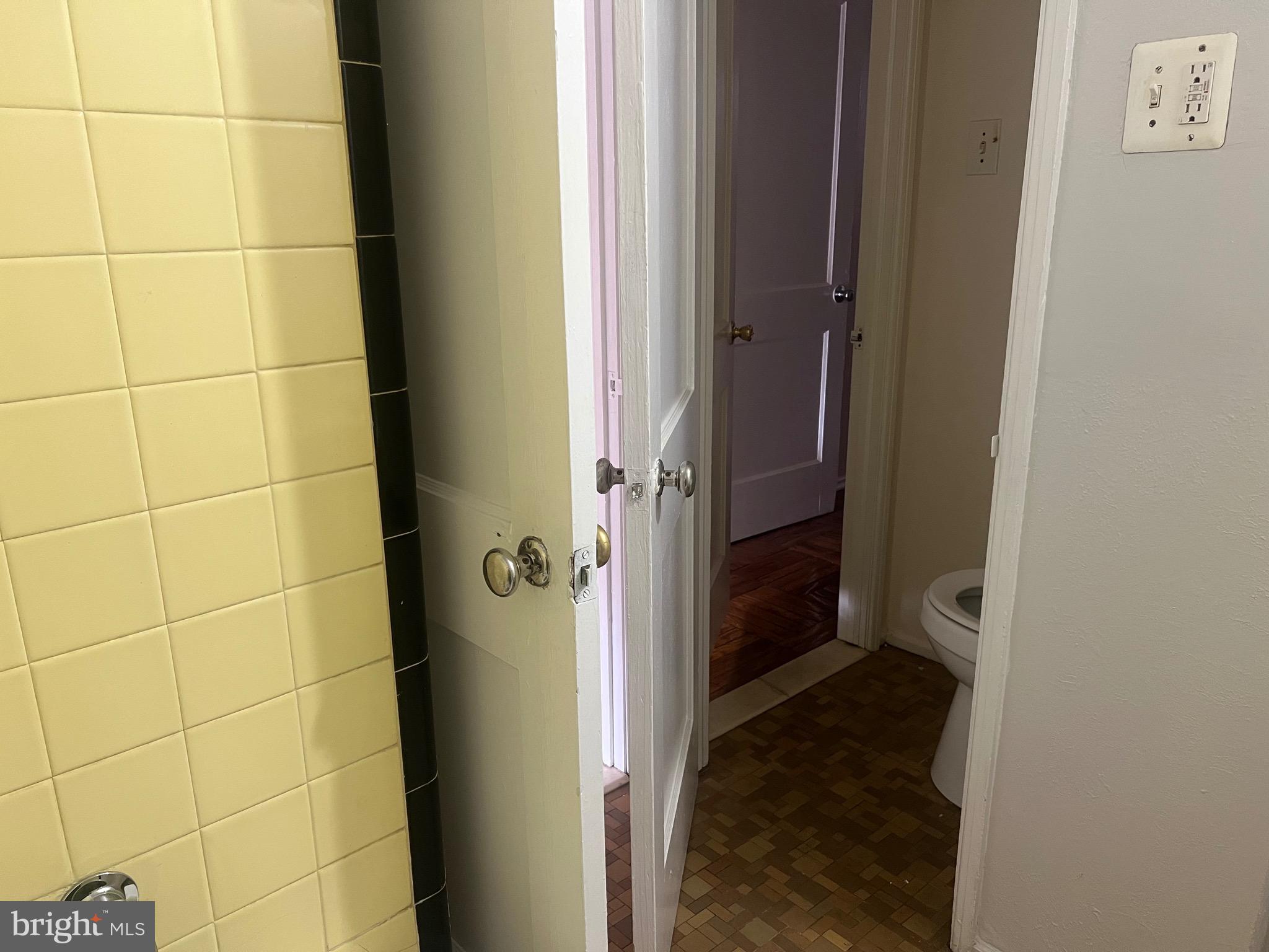 549 Wiltshire Road Upper Darby, PA 19082 - Photo 5 of 12 1st Floor Full Bath