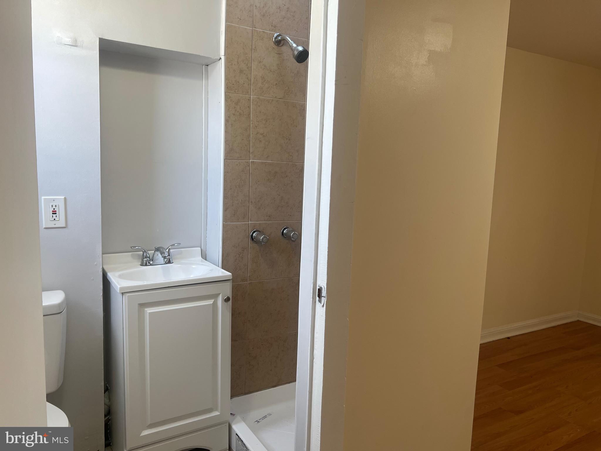549 Wiltshire Road Upper Darby, PA 19082 - Photo 9 of 12 2nd Floor Bathroom