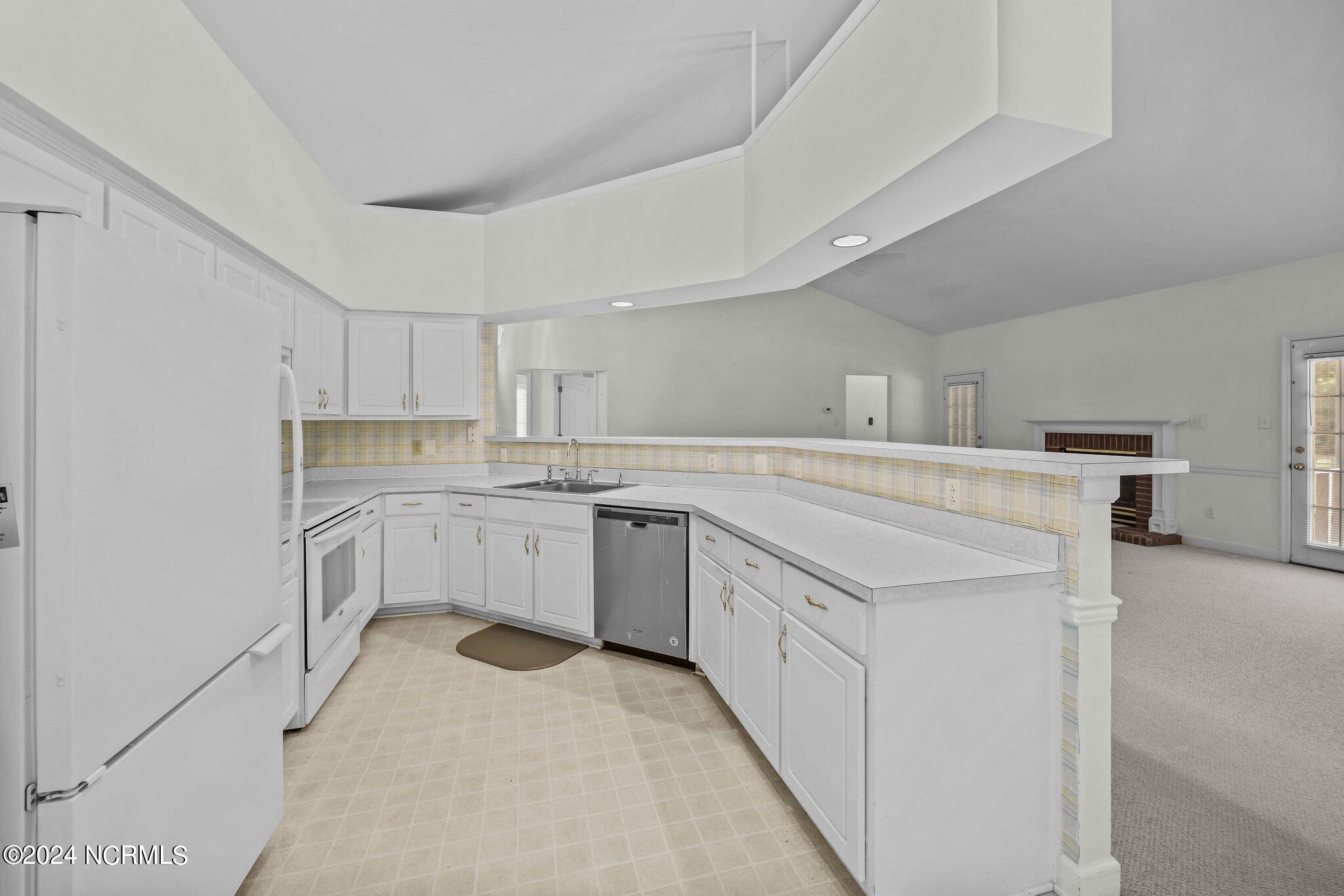 108 Massachusetts Road New Bern, NC 28562 - Photo 11 of 42 Kitchen