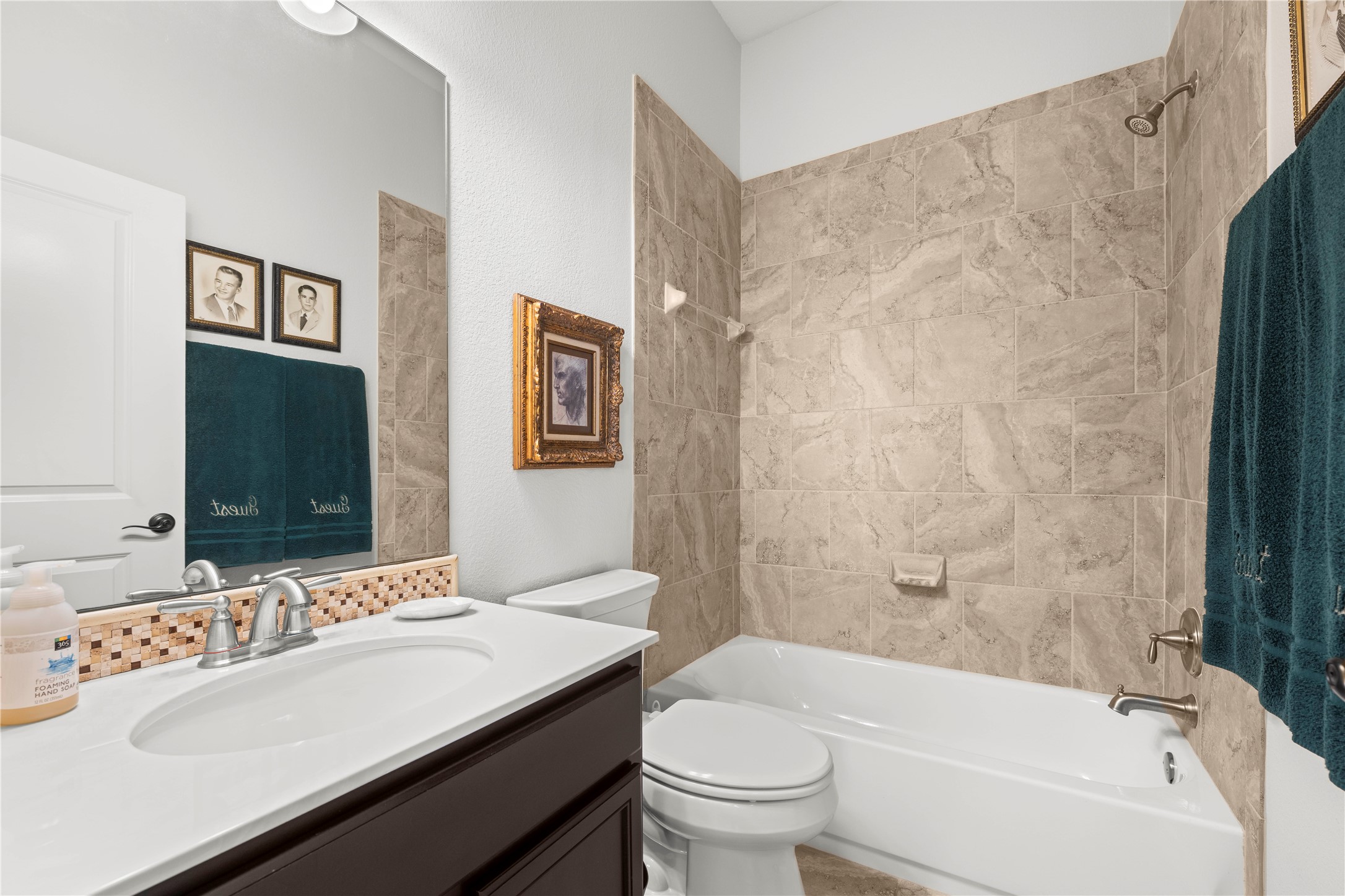 204 Adams Street Georgetown, TX 78628 - Photo 26 of 33 Third-floor full-size bathroom attached to the Secondary Bedroom.
