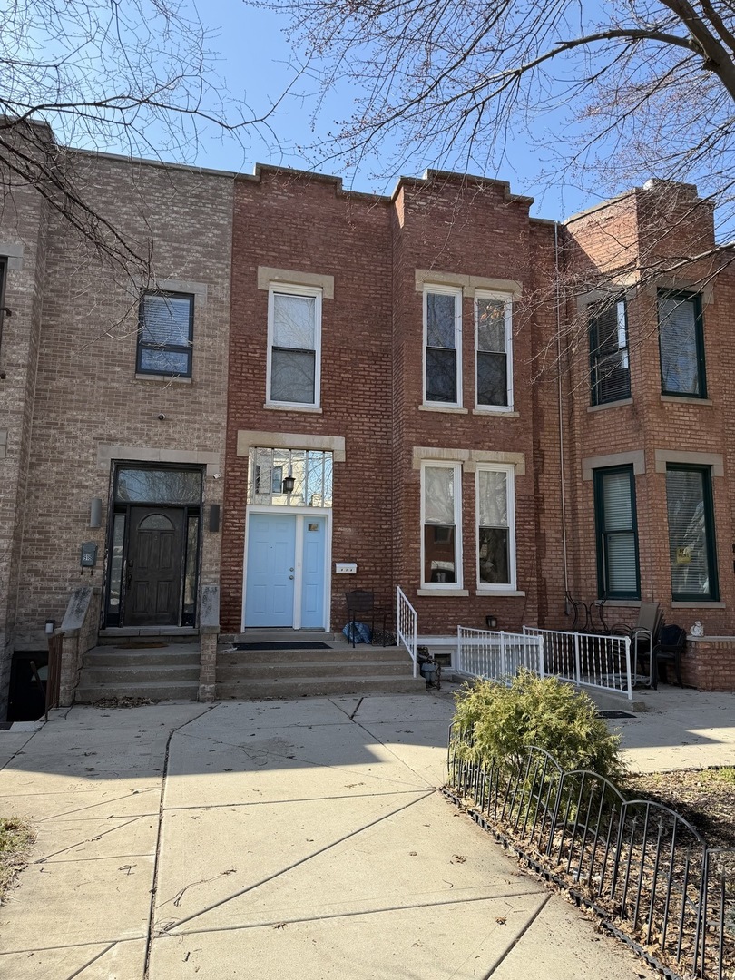 916 South Bishop Street Chicago, IL 60607 - Photo 2 of 4 a front view of a house