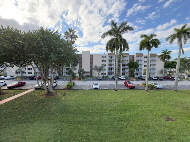 $2,000 | 6930 Miami Gardens Drive, Unit 1307, Hialeah, FL 33015