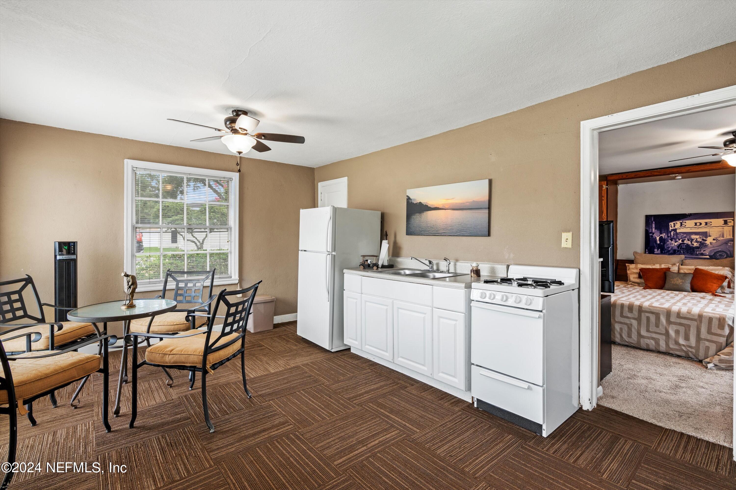 1510 Ridgeland Road Jacksonville, FL 32207 - Photo 15 of 26 Apartment Living and Kitchen