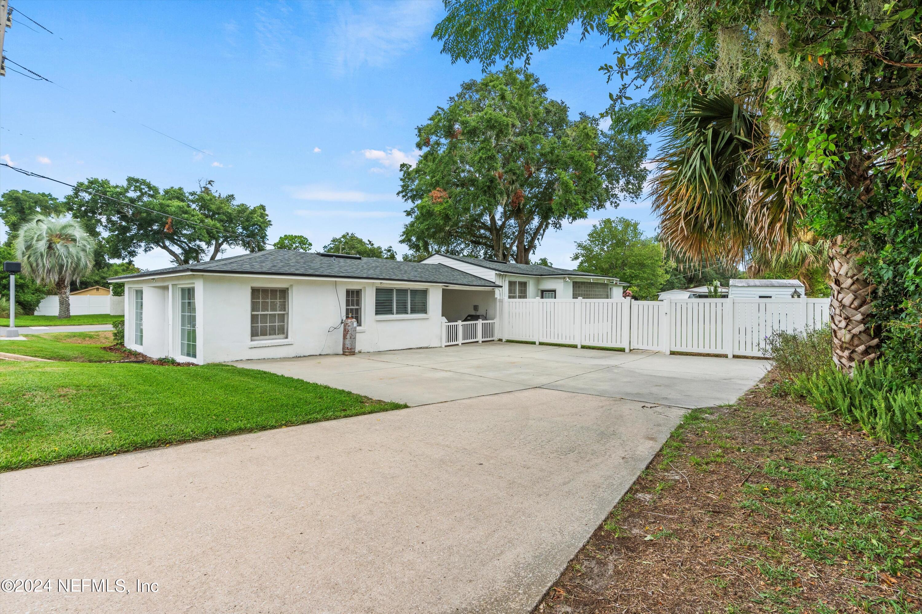 1510 Ridgeland Road Jacksonville, FL 32207 - Photo 19 of 26 Driveway