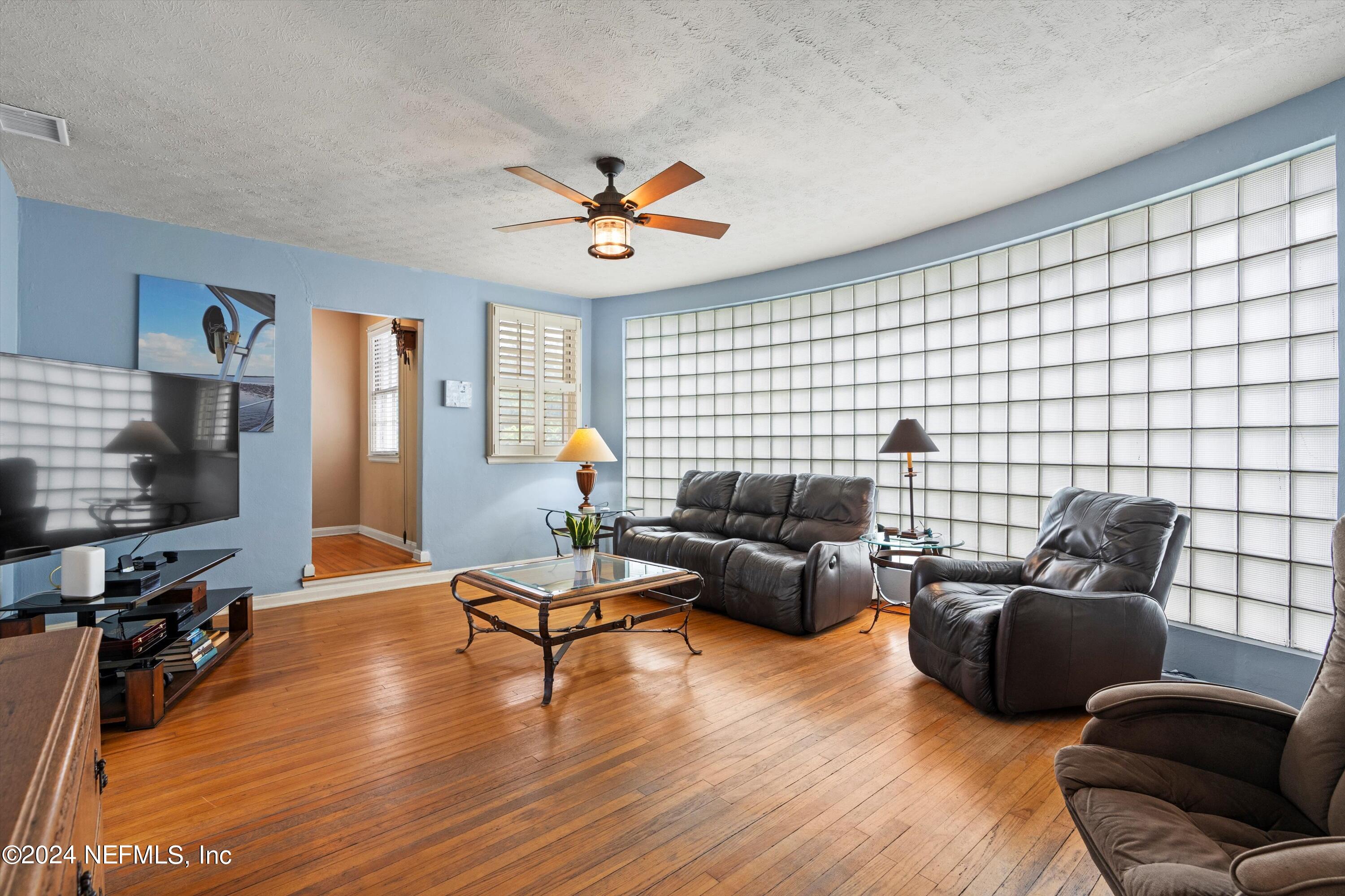1510 Ridgeland Road Jacksonville, FL 32207 - Photo 3 of 26 Living Room