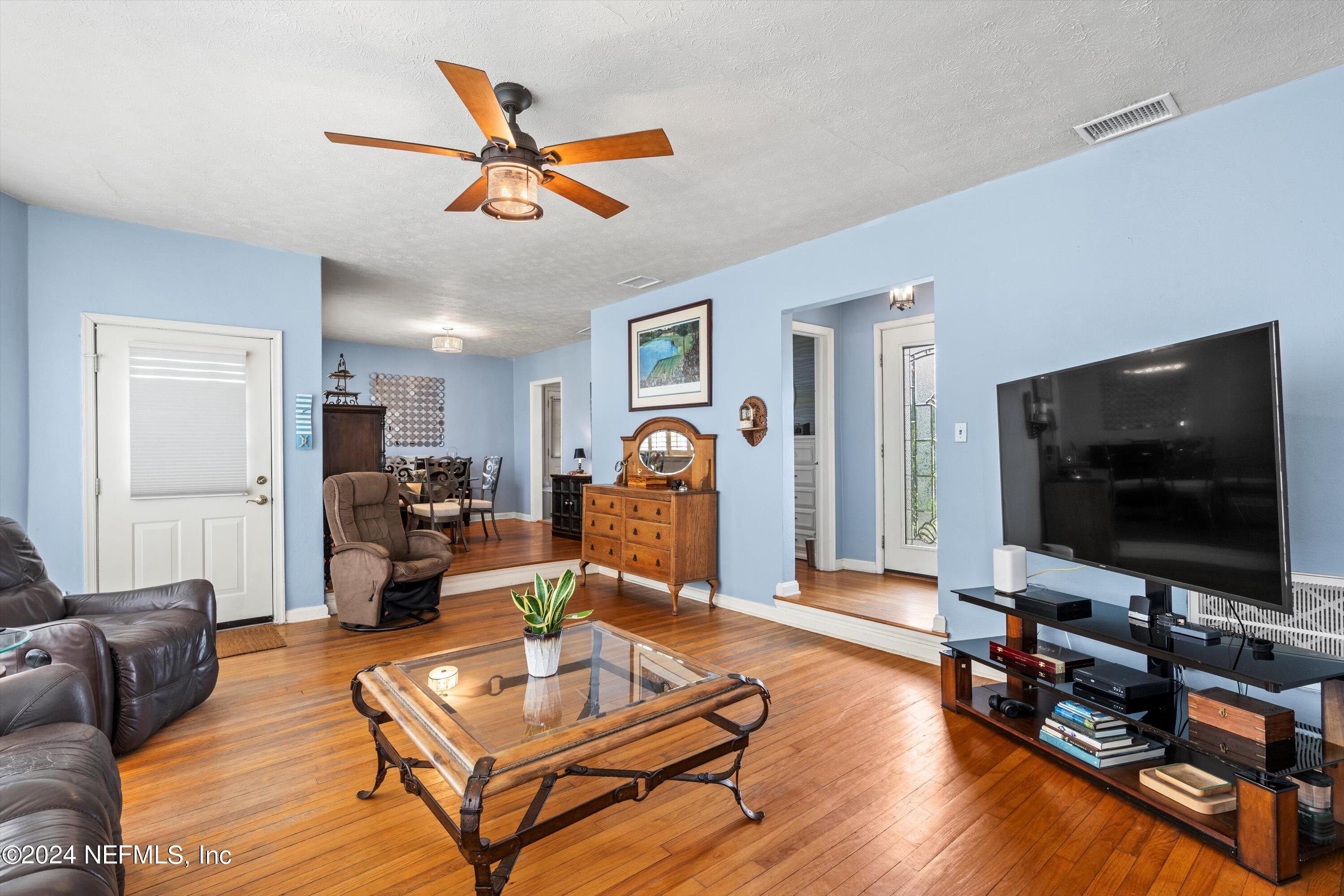 1510 Ridgeland Road Jacksonville, FL 32207 - Photo 4 of 26 Living Room