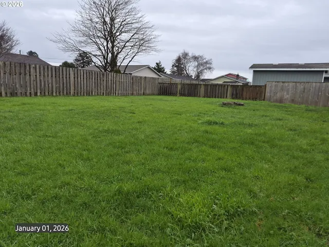 a view of a back yard