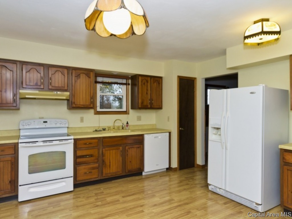 523 North Oak Hill Road Rochester, IL 62563 - Photo 9 of 13