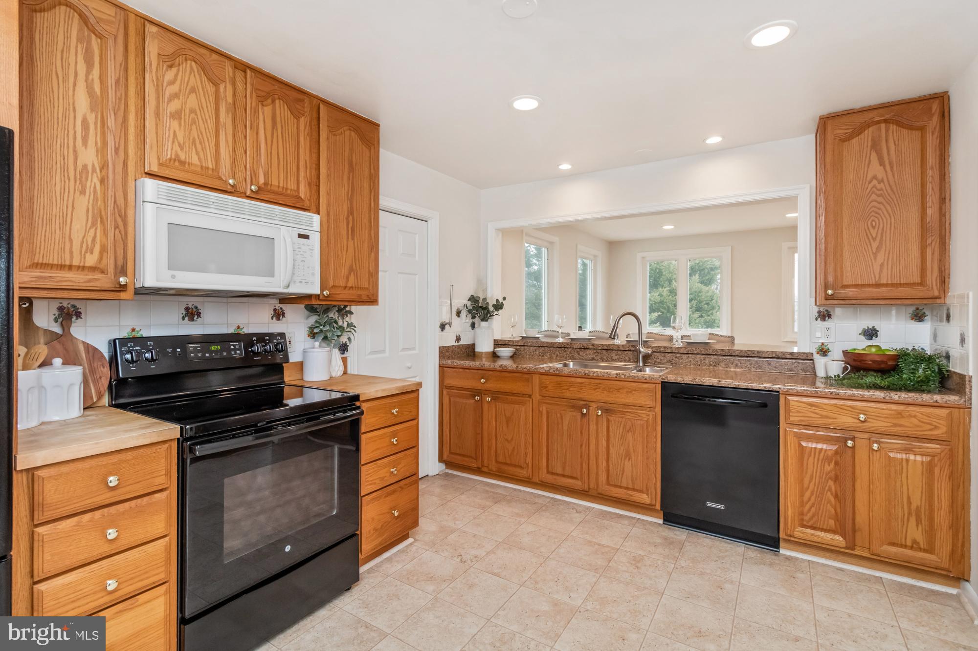 37 Haddington Road Lutherville-Timonium, MD 21093 - Photo 12 of 36 Bright spacious kitchen
