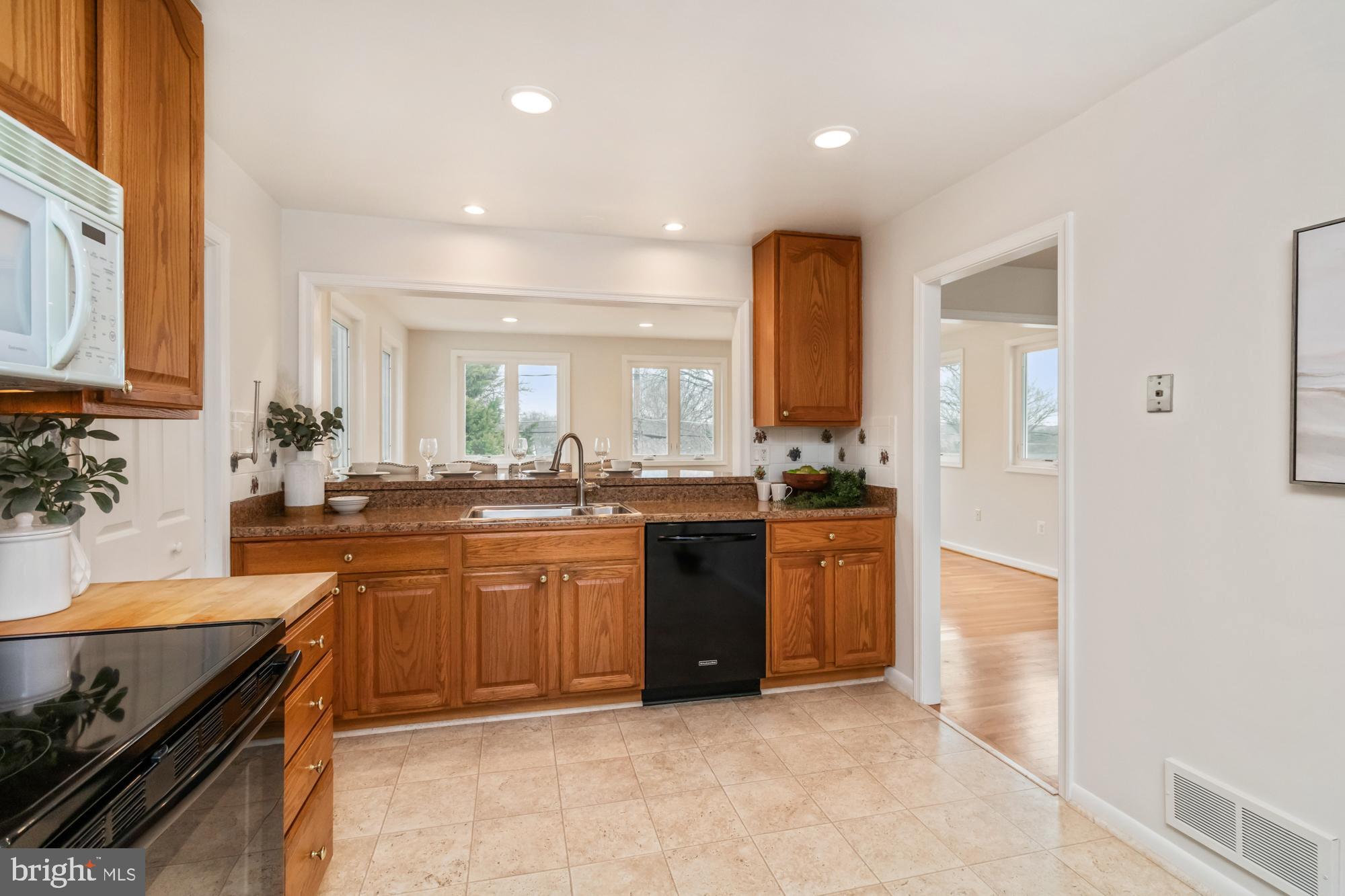 37 Haddington Road Lutherville-Timonium, MD 21093 - Photo 13 of 36 Warm oak cabinets