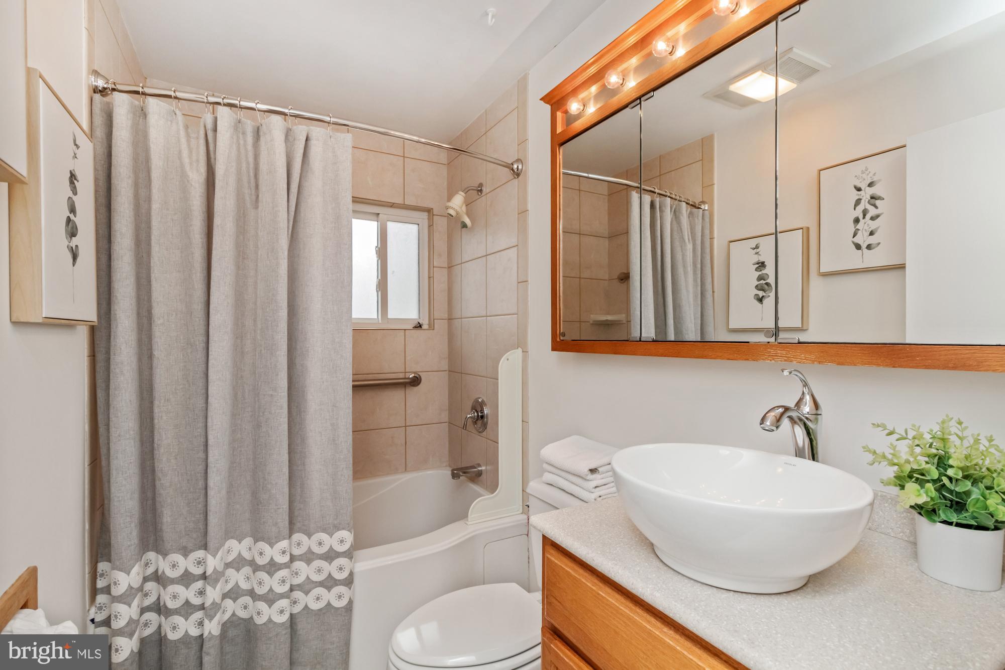 37 Haddington Road Lutherville-Timonium, MD 21093 - Photo 27 of 36 Main level full bathroom