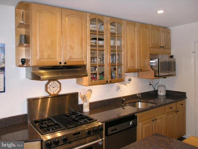 10818 Hunt Club Road Reston, VA 20190 - Photo 4 of 21 Kitchen #3