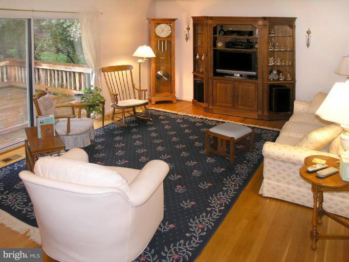 10818 Hunt Club Road Reston, VA 20190 - Photo 5 of 21 Living Room