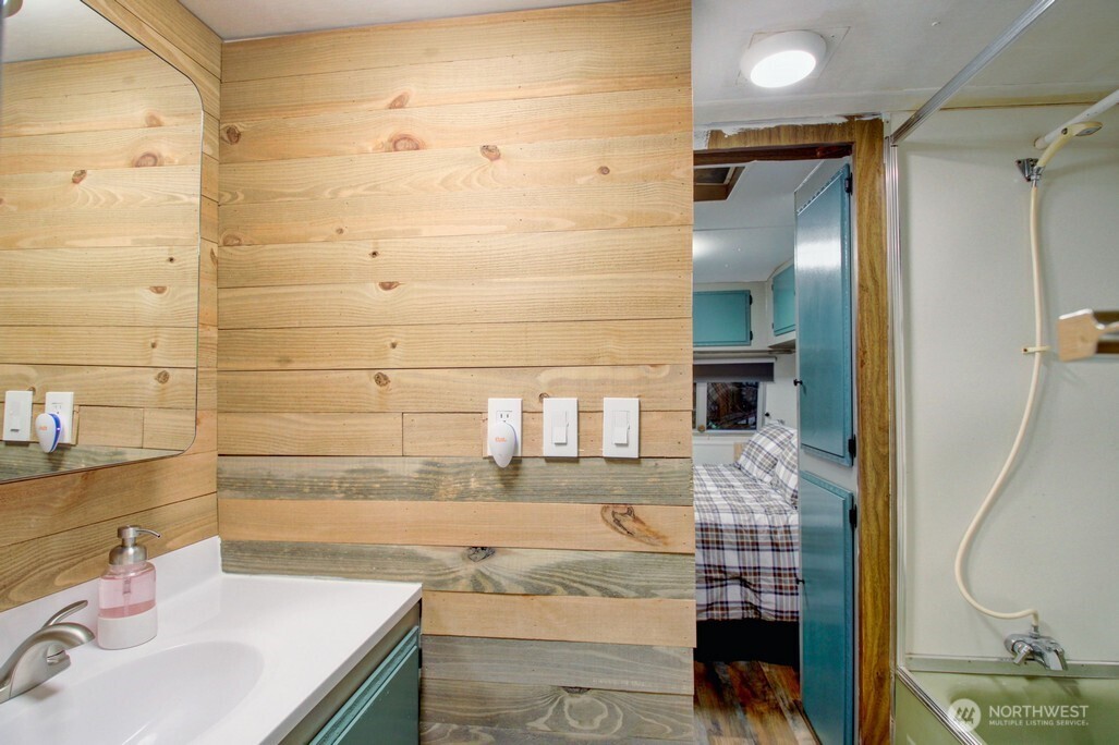 78 Goldrush Road Deming, WA 98244 - Photo 15 of 39