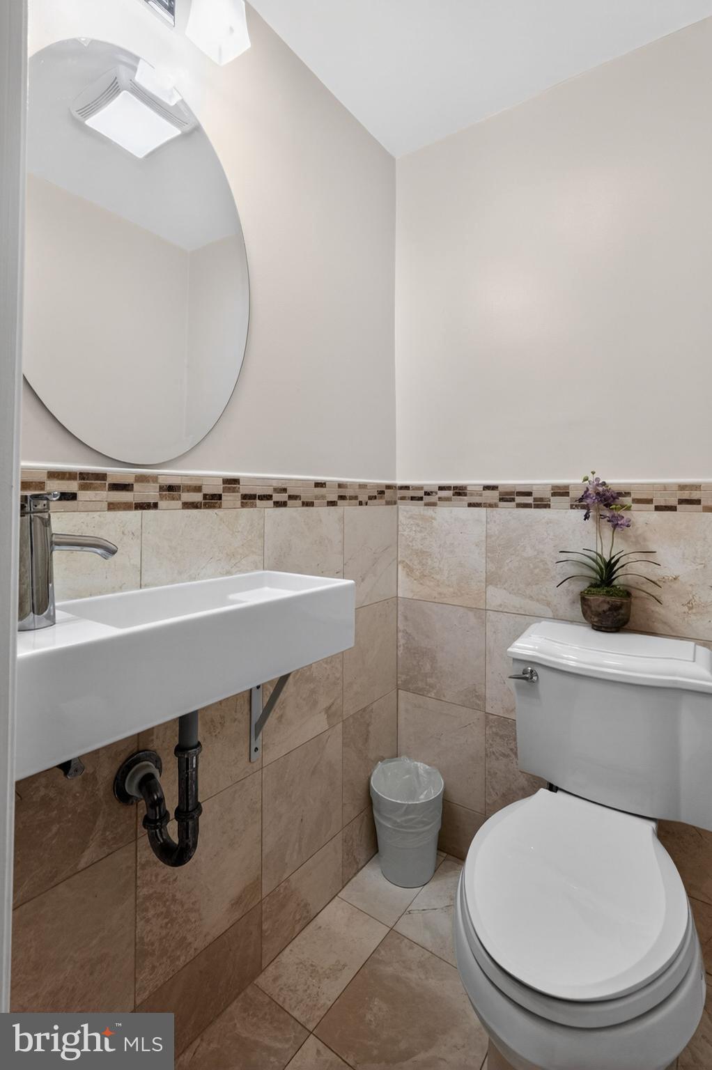 2515 South 16th Street Philadelphia, PA 19145 - Photo 8 of 29 a bathroom with a toilet a sink and mirror