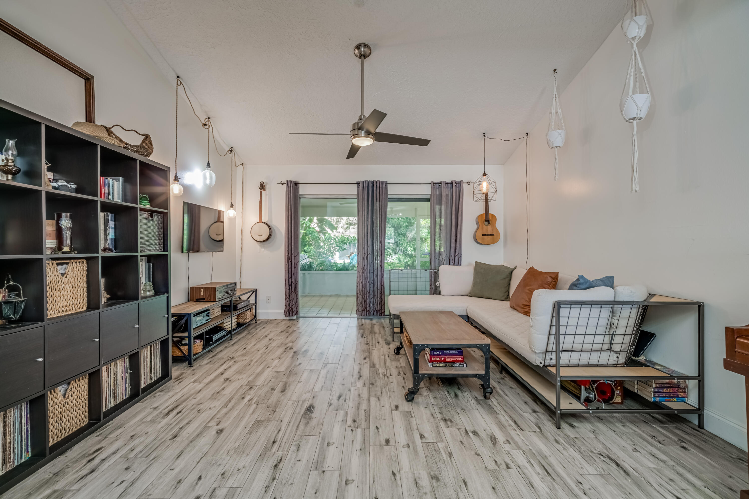 188 Pinewood Court Jupiter, FL 33458 - Photo 4 of 28 188 Pinewood Court_Jupiter Village-08