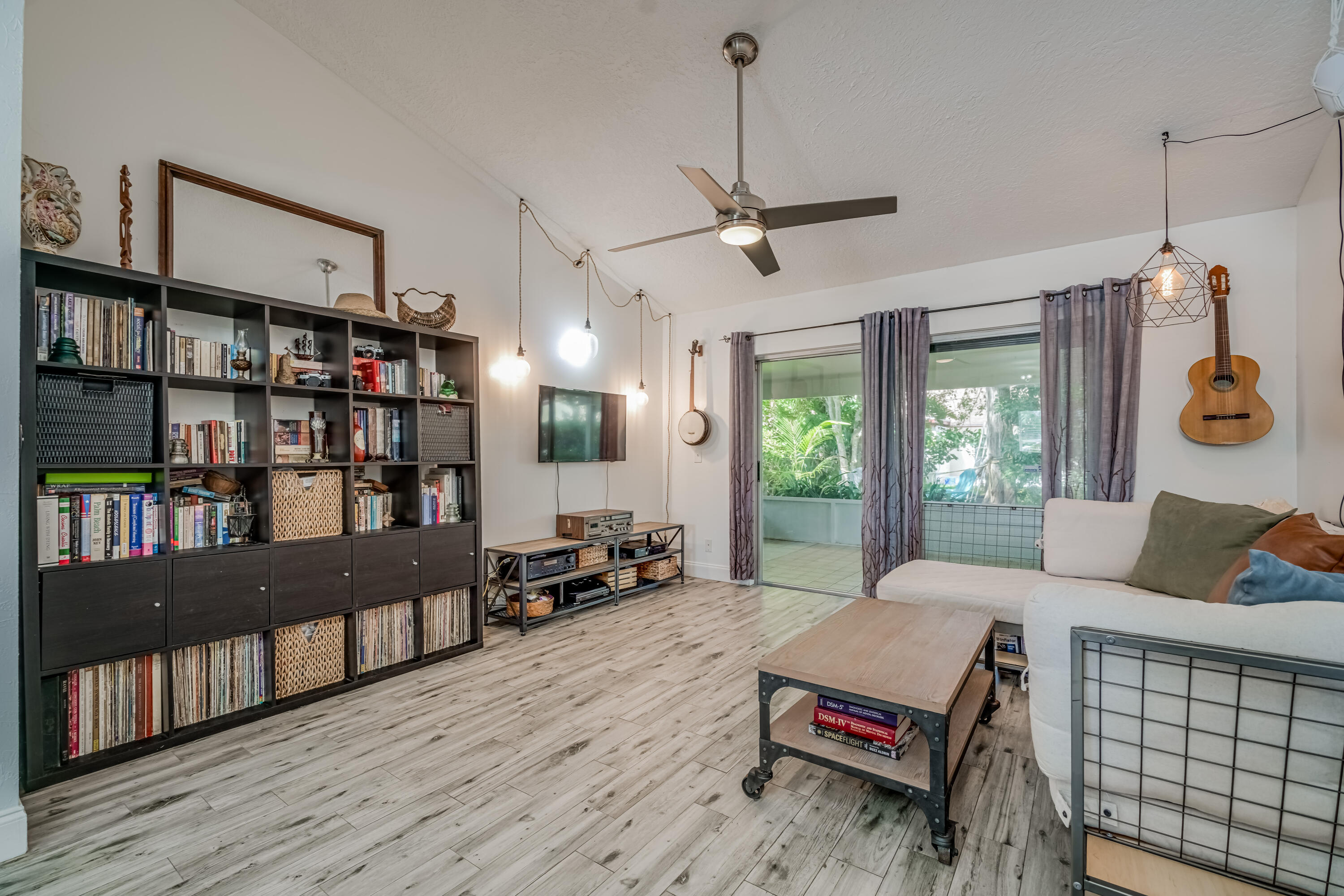 188 Pinewood Court Jupiter, FL 33458 - Photo 5 of 28 188 Pinewood Court_Jupiter Village-09