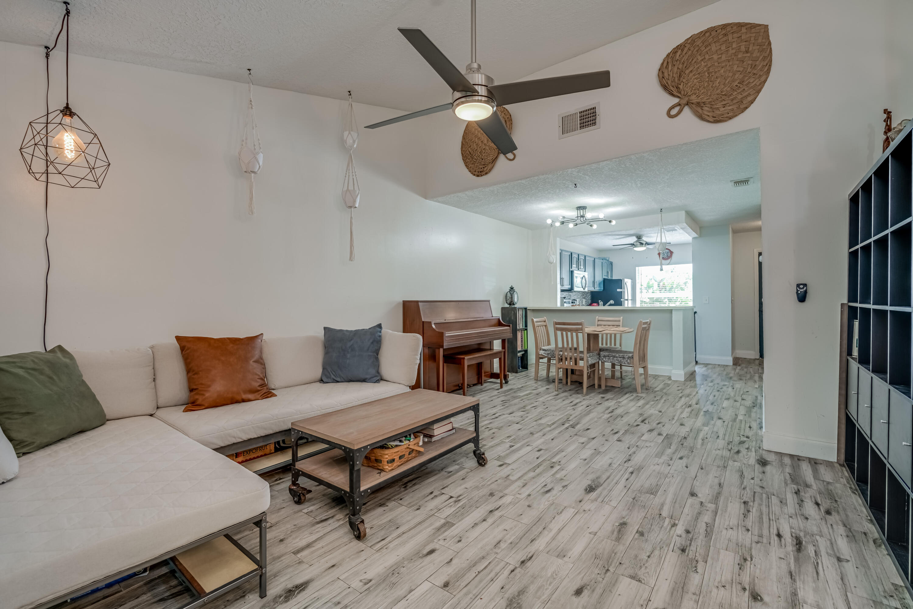 188 Pinewood Court Jupiter, FL 33458 - Photo 6 of 28 188 Pinewood Court_Jupiter Village-10