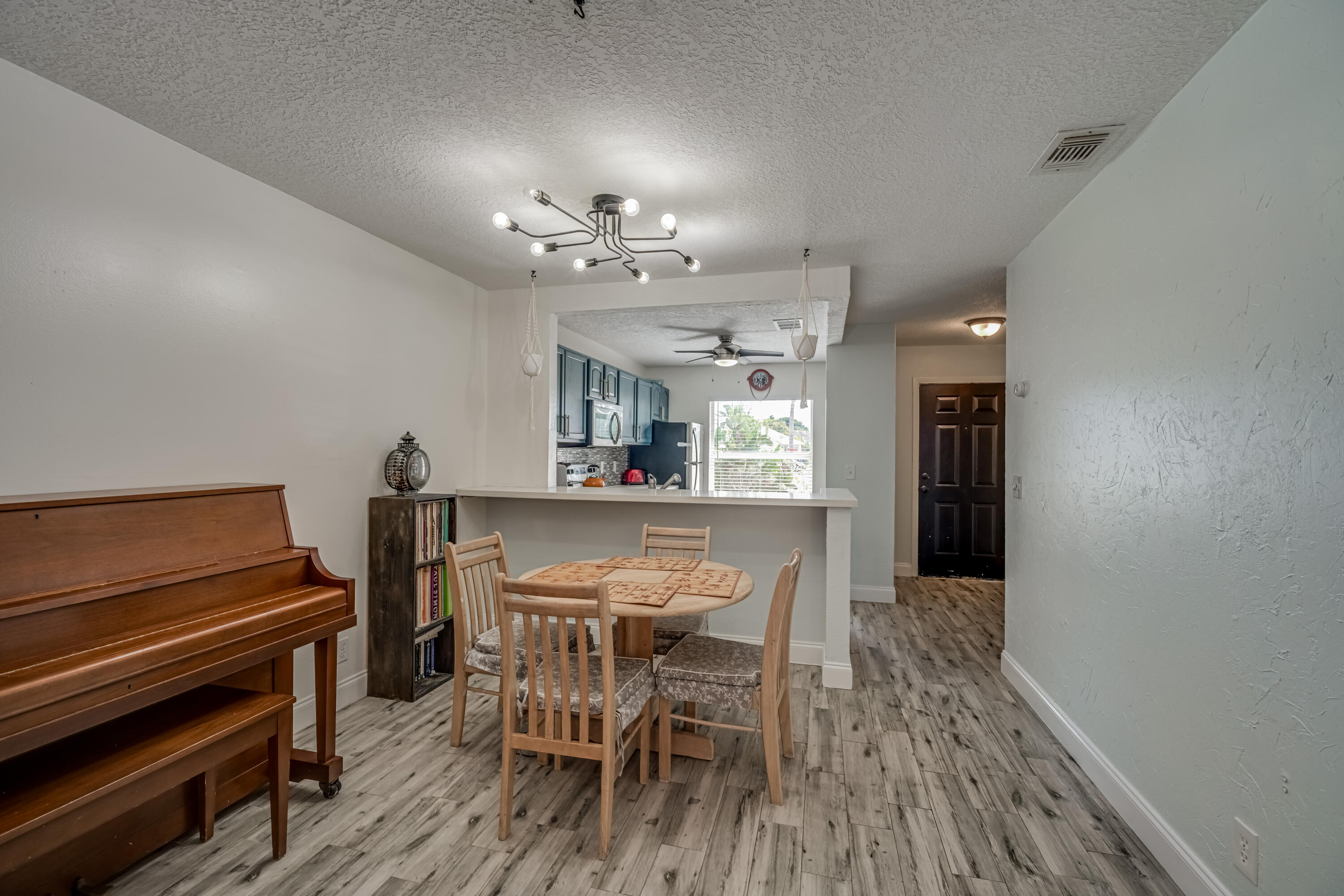 188 Pinewood Court Jupiter, FL 33458 - Photo 7 of 28 188 Pinewood Court_Jupiter Village-11