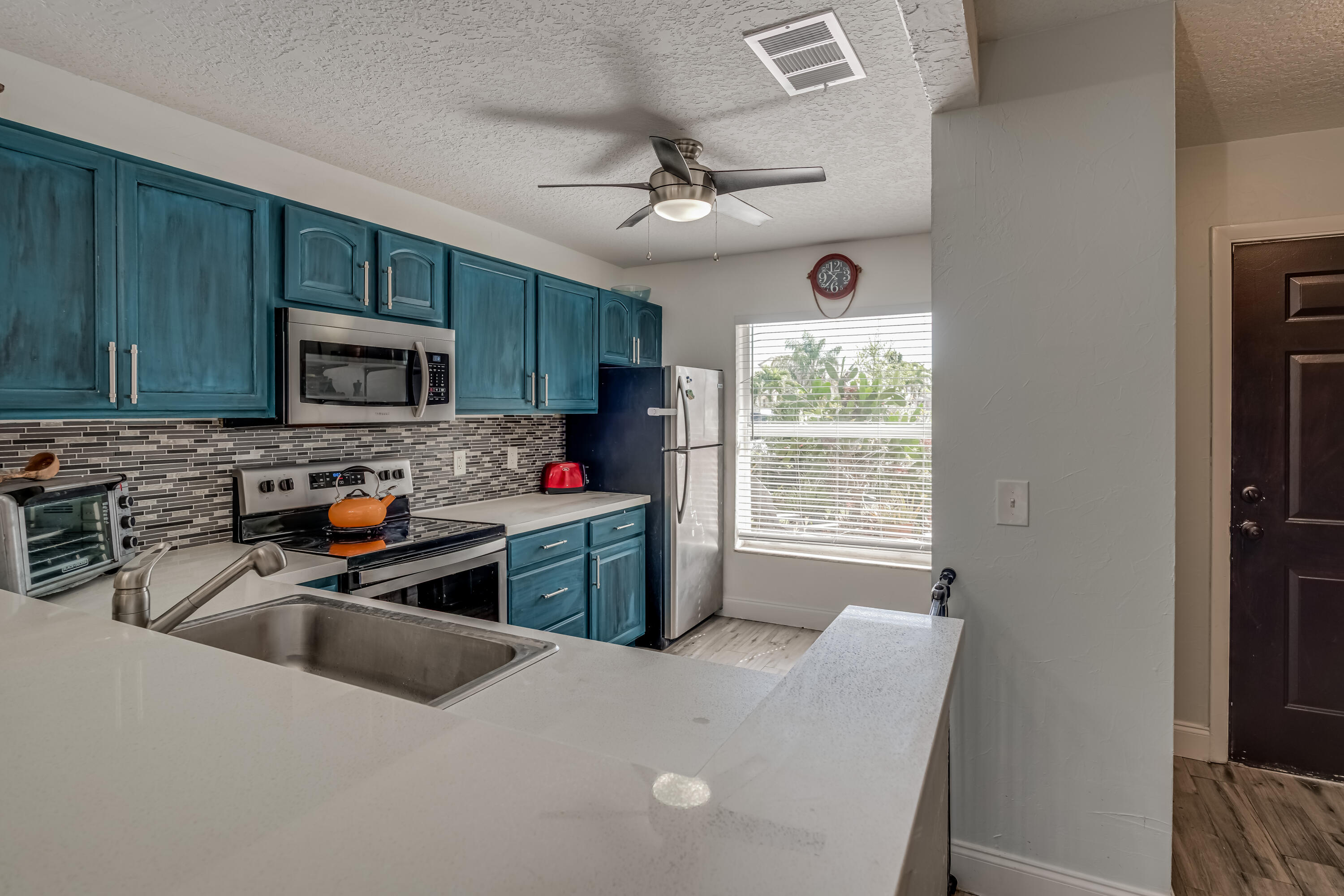 188 Pinewood Court Jupiter, FL 33458 - Photo 8 of 28 188 Pinewood Court_Jupiter Village-13