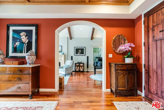 a view of livingroom with furniture