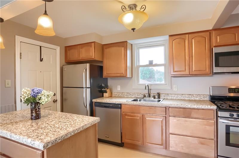 1020 McCoy Road McKees Rocks, PA 15136 - Photo 4 of 19