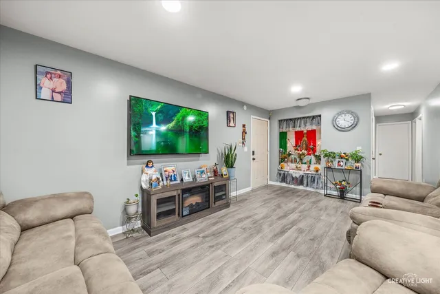 $220,000 | 950 Jefferson Avenue, Unit B, Elgin, IL 60120