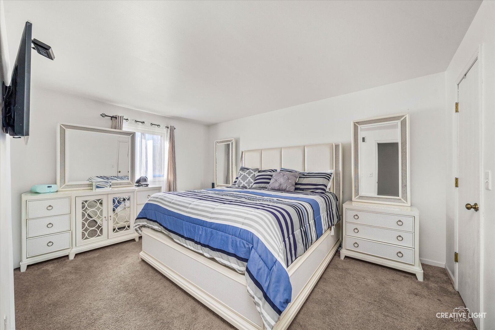 950 Jefferson Avenue, Unit B Elgin, IL 60120 - Photo 6 of 10 a spacious bedroom with a bed and a dresser
