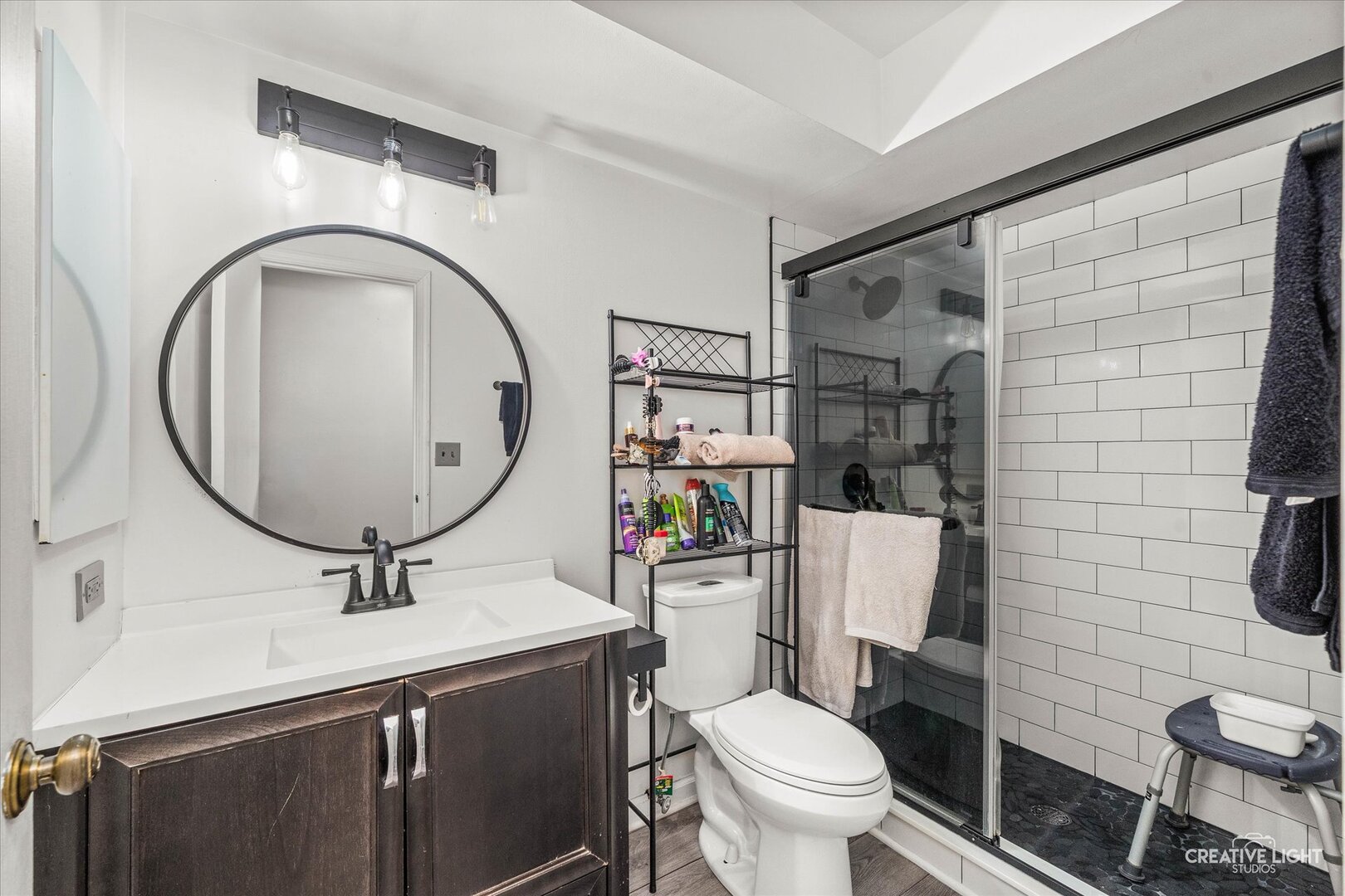 950 Jefferson Avenue, Unit B Elgin, IL 60120 - Photo 7 of 10 a bathroom with a toilet a sink and a mirror
