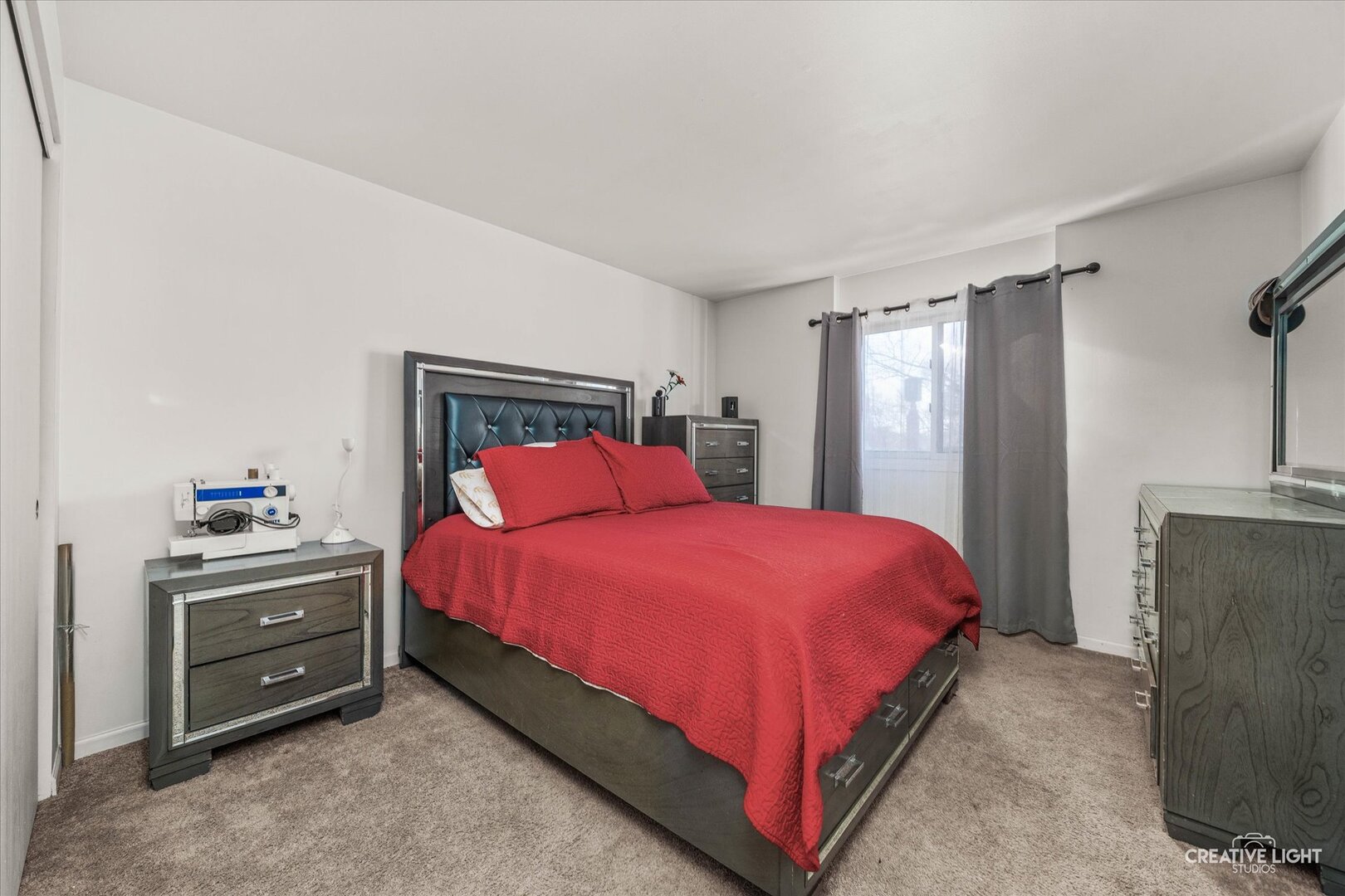 950 Jefferson Avenue, Unit B Elgin, IL 60120 - Photo 8 of 10 a bedroom with a bed and a dresser