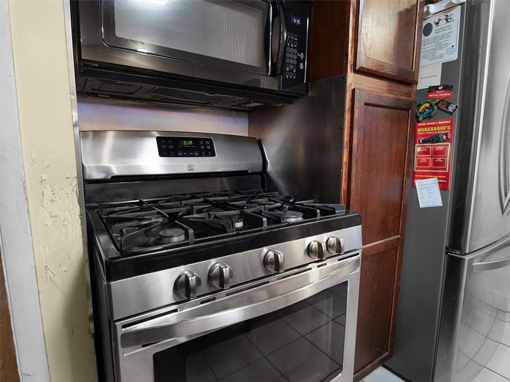 1863 Norton Street Rochester, NY 14609 - Photo 8 of 26 Gas stove/oven with over head Microwave