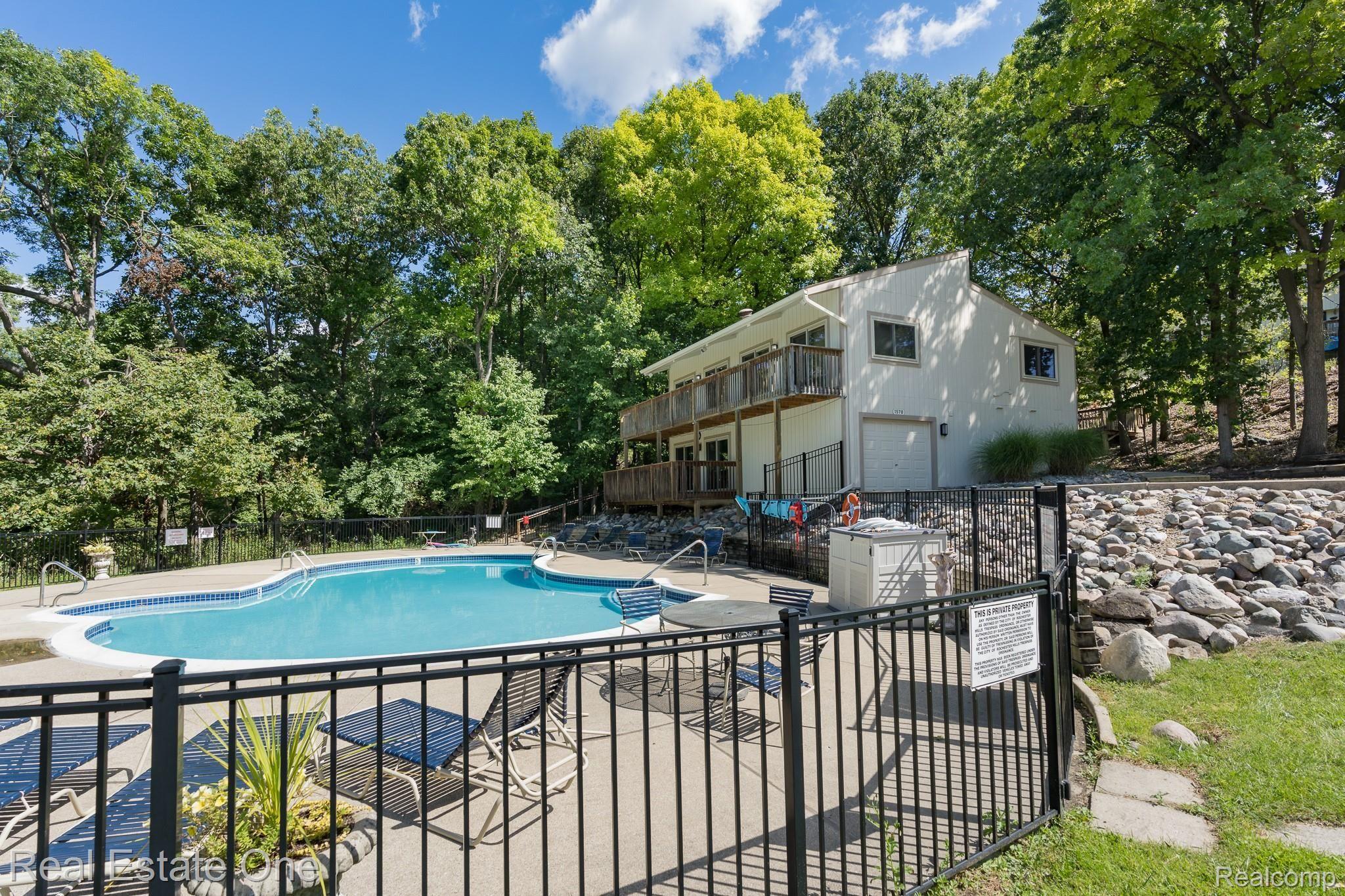 1677 Riverside Drive, Unit 16 Rochester, MI 48309 - Photo 27 of 31 1677 Riverside MLS-W044.jpg