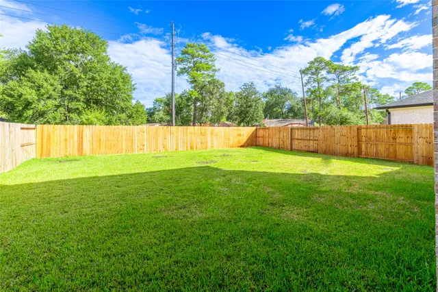 a view of a back yard