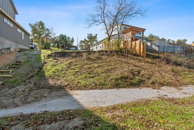 a view of backyard of the house