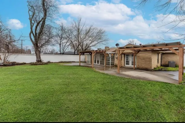 a view of a house with a backyard