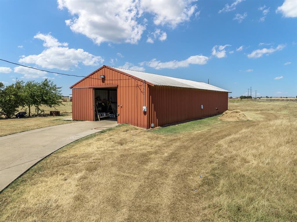 5112 Old Caufield Ranch Road McGregor, TX 76657 - Photo 4 of 34 1800 sq ft shop