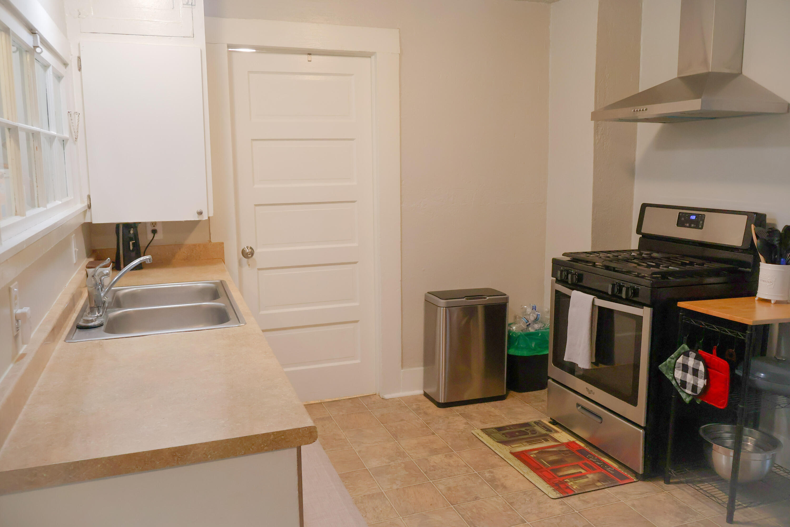 1002 Sunset Avenue Medford, OR 97501 - Photo 8 of 17