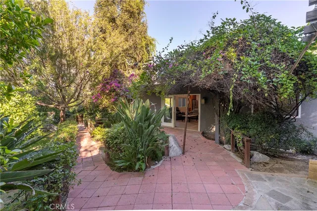 a view of a back yard