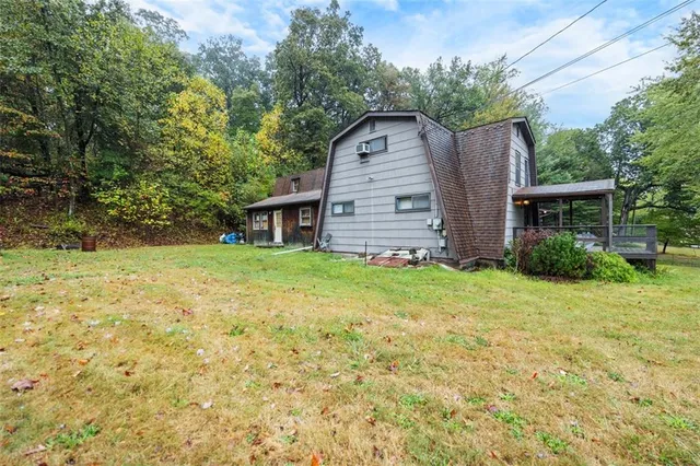 a view of a house with a yard