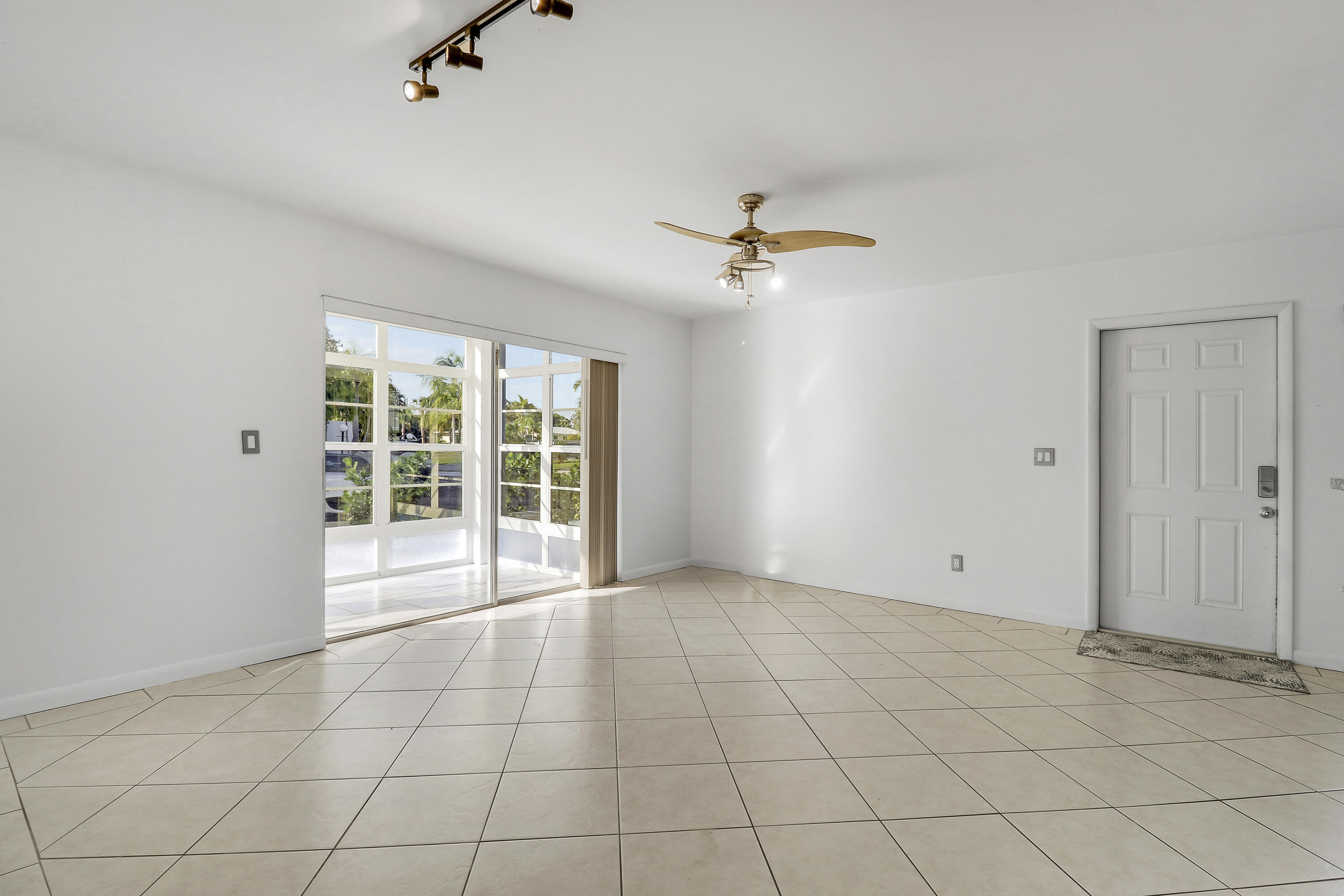 964 Northwest Spruce Ridge Drive, Unit D1 Stuart, FL 34994 - Photo 16 of 33 Living Space