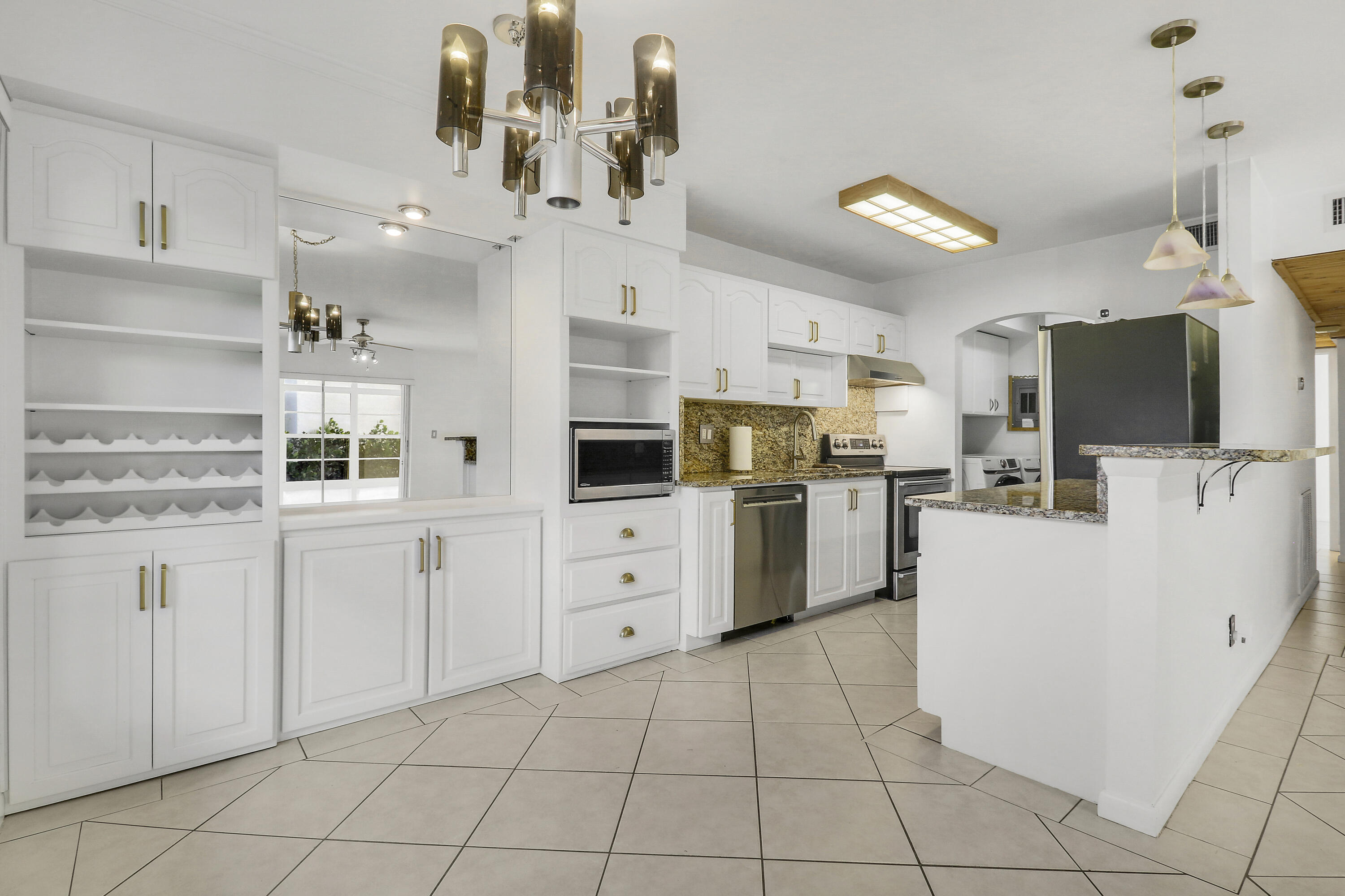 964 Northwest Spruce Ridge Drive, Unit D1 Stuart, FL 34994 - Photo 3 of 33 Dining Area & Kitchen