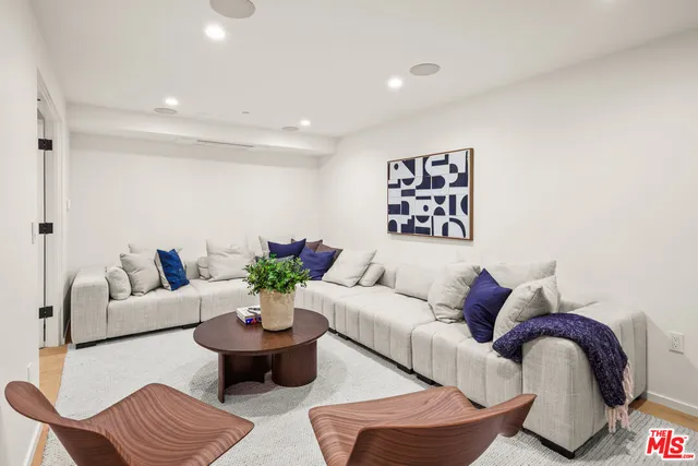 $24,000 | 2530 Beverley Avenue, Santa Monica, CA 90405