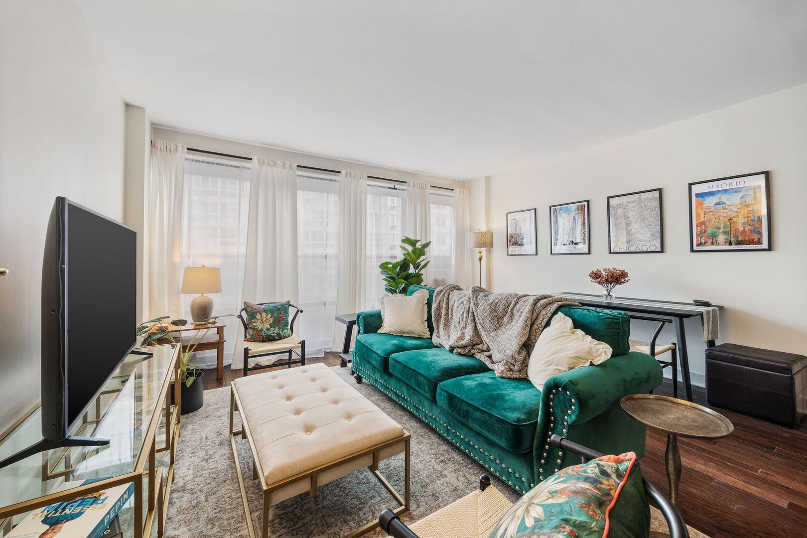 2930 North Sheridan Road, Unit 1108 Chicago, IL 60657 - Photo 3 of 24 Gallery Image 3