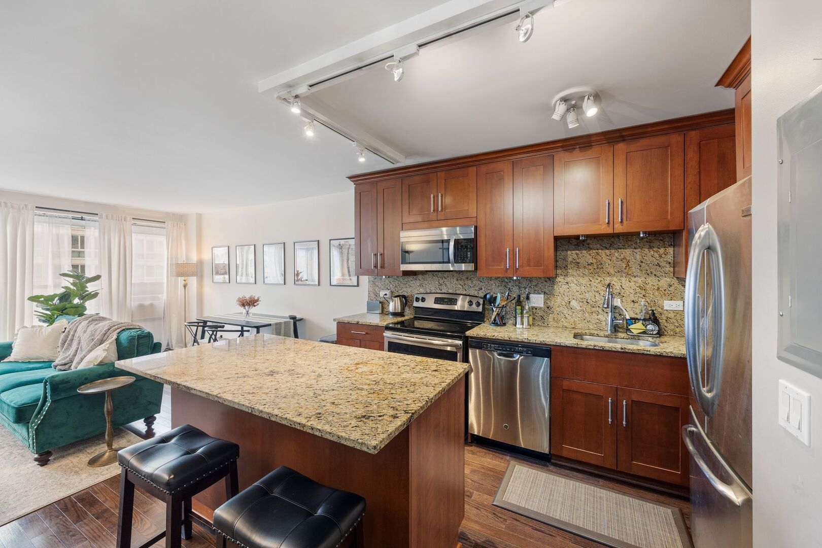 2930 North Sheridan Road, Unit 1108 Chicago, IL 60657 - Photo 5 of 24 Gallery Image 5